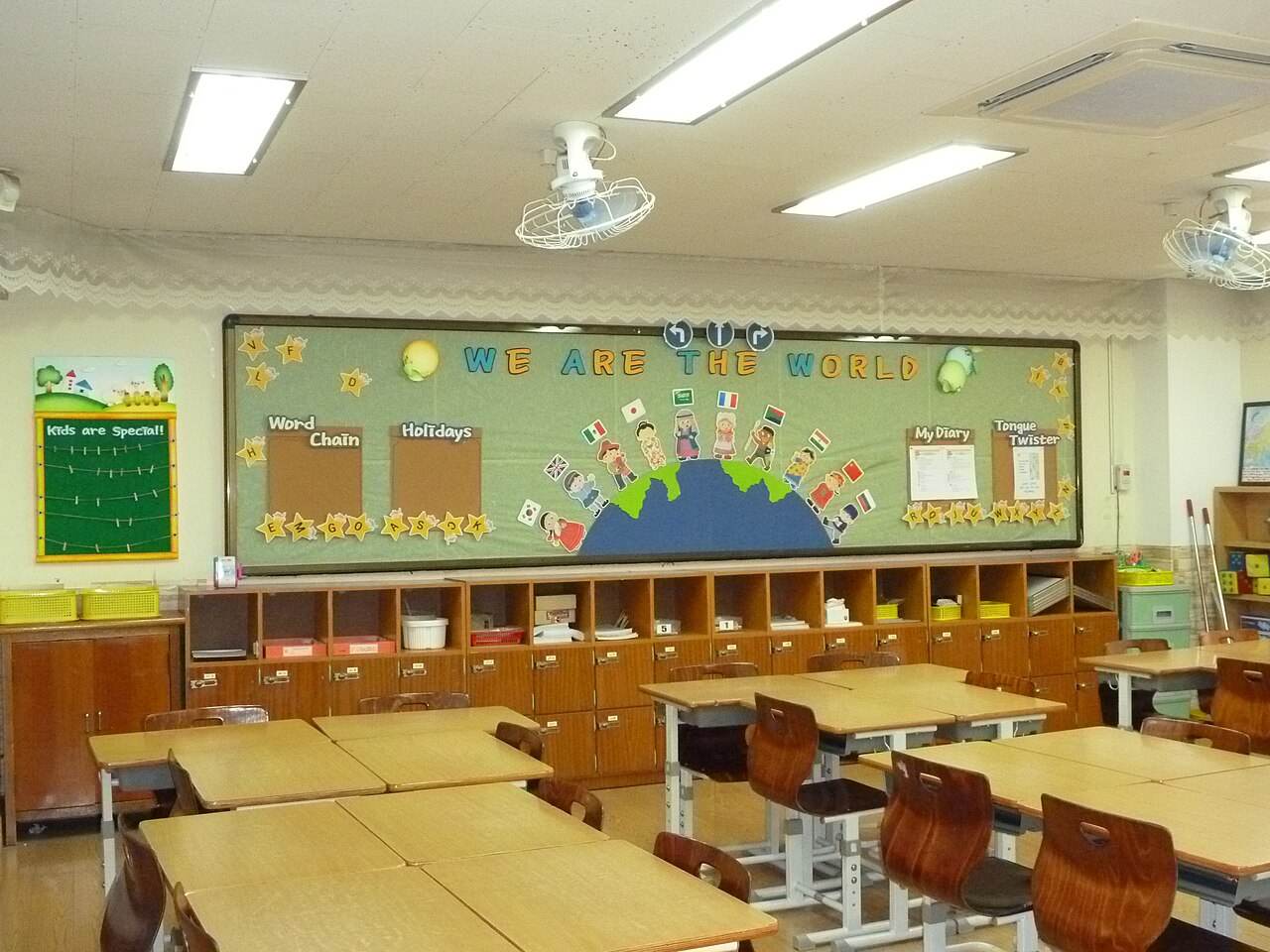 An empty school classroom with desks
