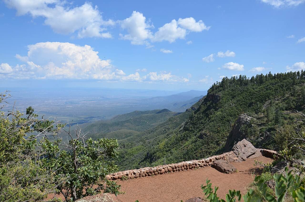 A view from a rim over a wide valley